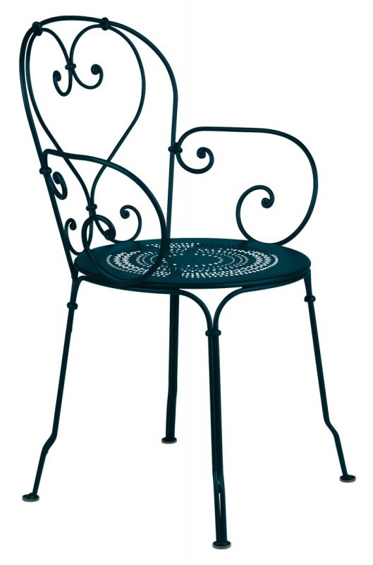 Bild eines blauen 1900 Sessel von Fermob für den Außenbereich mit filigranem Design.